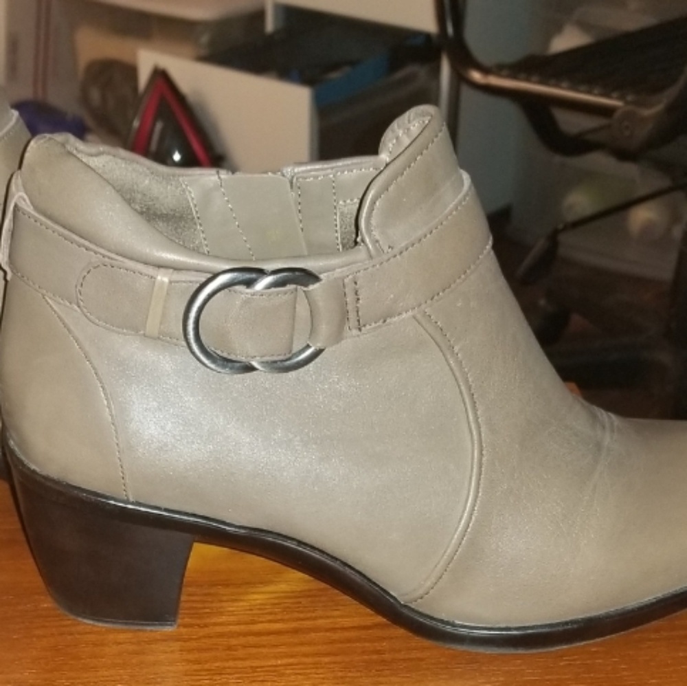 ELISA BOOTIES BY NATURALIZER SIZE 9W